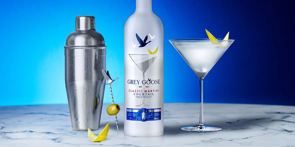 How many calories and carbohydrates are in the GREY GOOSE® Classic Martini Cocktail in a Bottle?