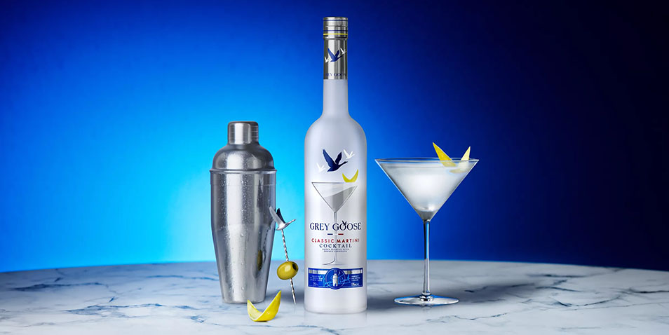 What ingredients are in the GREY GOOSE® Classic Martini Cocktail in a Bottle?